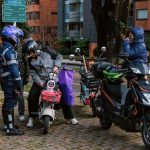 Motos eléctricas tipo moped circulando por ciclorruta en Bogotá tras Ley 2486