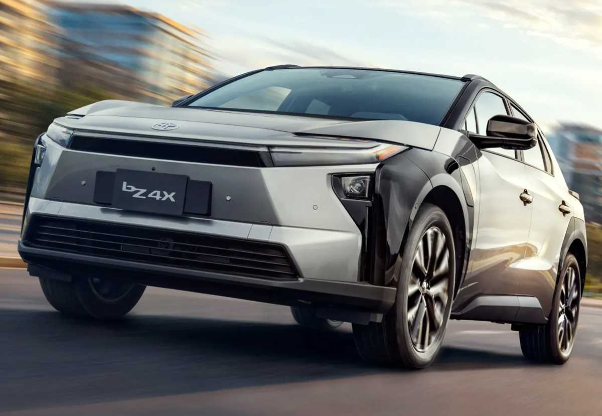 Toyota bZ4X color plata en movimiento, destacando el diseño frontal y faros LED de la nueva SUV 100% eléctrica en Colombia.