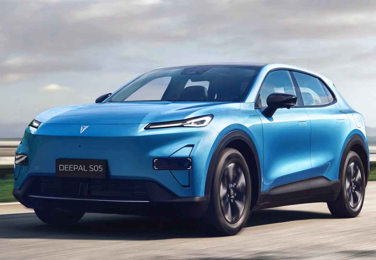 SUV Deepal S05 azul en movimiento, ganador del premio Green Design International Award por su diseño aerodinámico y sostenible.