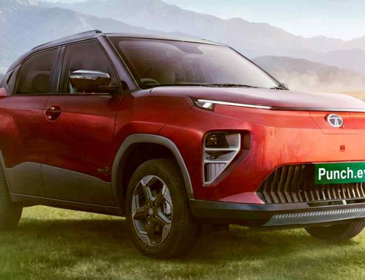 Tata Punch EV de color rojo estacionada en un paisaje natural, destacada como la SUV eléctrica más barata del mundo por su curioso formato de venta.