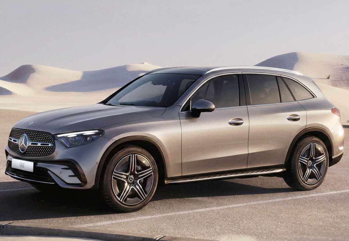 Camioneta Mercedes-Benz GLC de color plateado estacionada en un paisaje desértico, destacándose como uno de los carros premium más vendidos de Colombia en enero de 2026.