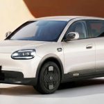 Vista frontal y lateral del nuevo Chery QQ eléctrico en color blanco, exhibiendo su diseño urbano redondeado con faros circulares, fascia delantera cerrada y rines aerodinámicos.