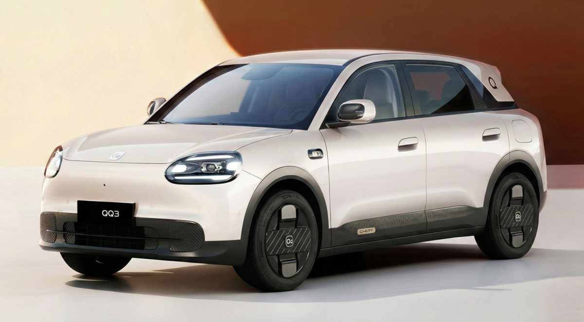 Vista frontal y lateral del nuevo Chery QQ eléctrico en color blanco, exhibiendo su diseño urbano redondeado con faros circulares, fascia delantera cerrada y rines aerodinámicos.