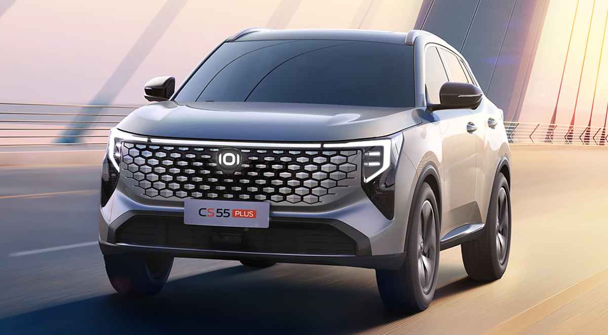 Vista frontal y lateral de la camioneta Changan CS55 Plus color plata rodando por un puente moderno al atardecer, exhibiendo su imponente parrilla, faros LED y diseño aerodinámico.