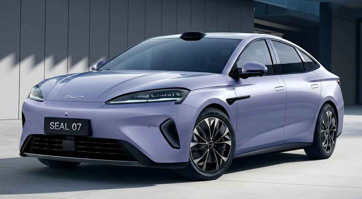 Vista frontal y lateral del nuevo sedán eléctrico BYD Seal 07 EV en color lila, destacando su diseño de estilo deportivo y el sensor LiDAR ubicado en el techo.