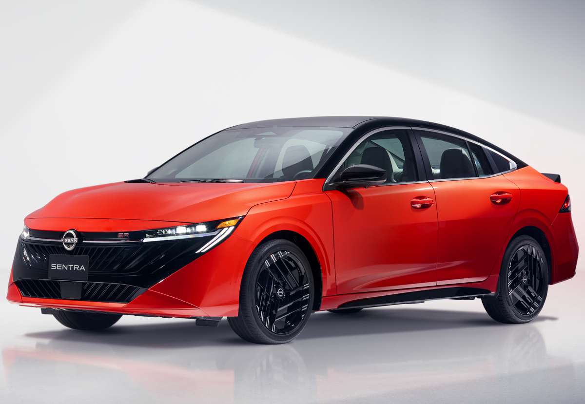 Vista frontal y lateral de la nueva generación del Nissan Sentra 2027 versión SR en color naranja con techo negro, destacando su rediseño aerodinámico y nueva parrilla frontal.