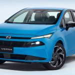 Vista frontal y lateral del nuevo Nissan Versa 2027 en color azul, destacando su rediseño con nueva parrilla y faros divididos.