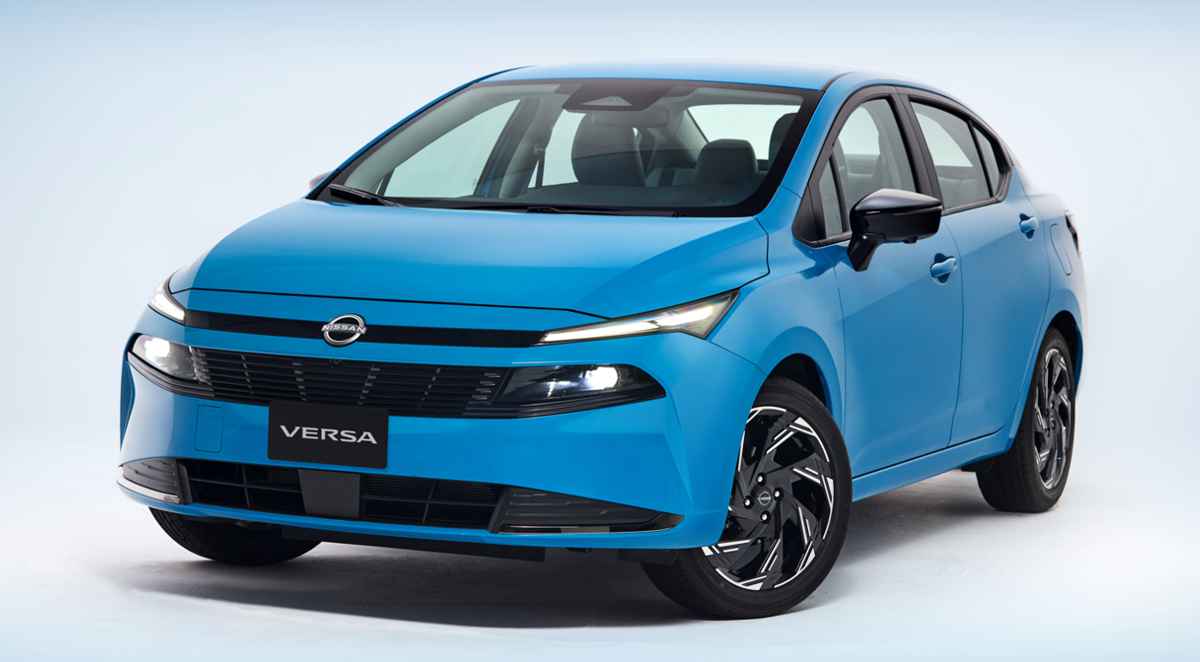 Vista frontal y lateral del nuevo Nissan Versa 2027 en color azul, destacando su rediseño con nueva parrilla y faros divididos.