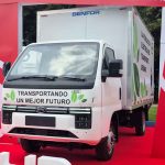 Vista frontal del nuevo camión eléctrico BYD T35 blanco con carrocería de furgón, exhibido sobre una alfombra roja durante su evento de lanzamiento en Colombia.
