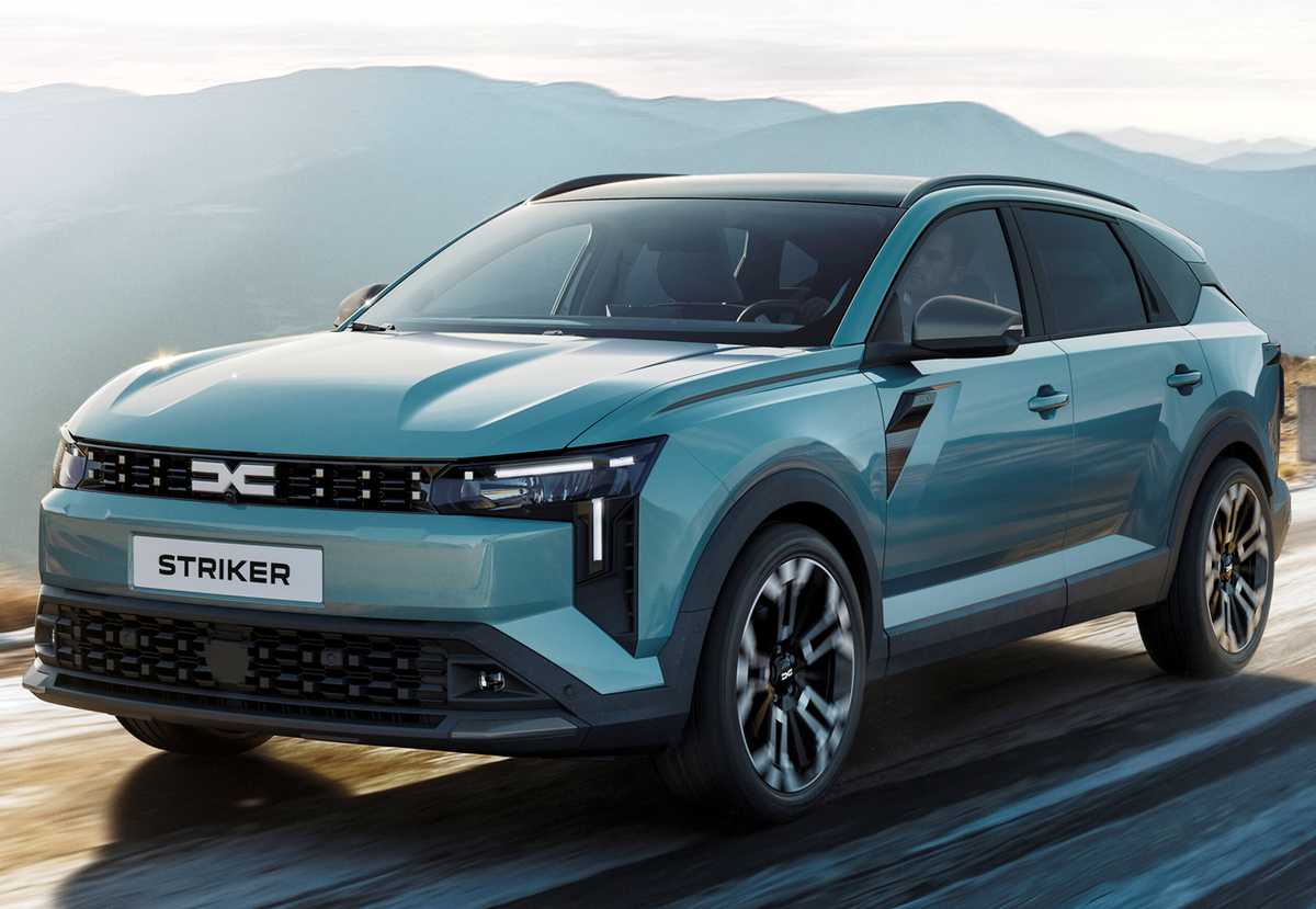 Vista de tres cuartos delantera en movimiento del crossover familiar Dacia Striker de color azul teal brillante, tomando una curva cerrada en una carretera asfaltada de montaña soleada. El coche está perfectamente enfocado contra un fondo de montañas borrosas y un cielo azul, destacando su diseño rudo y aventurero. La placa delantera es visible y dice STRIKER.