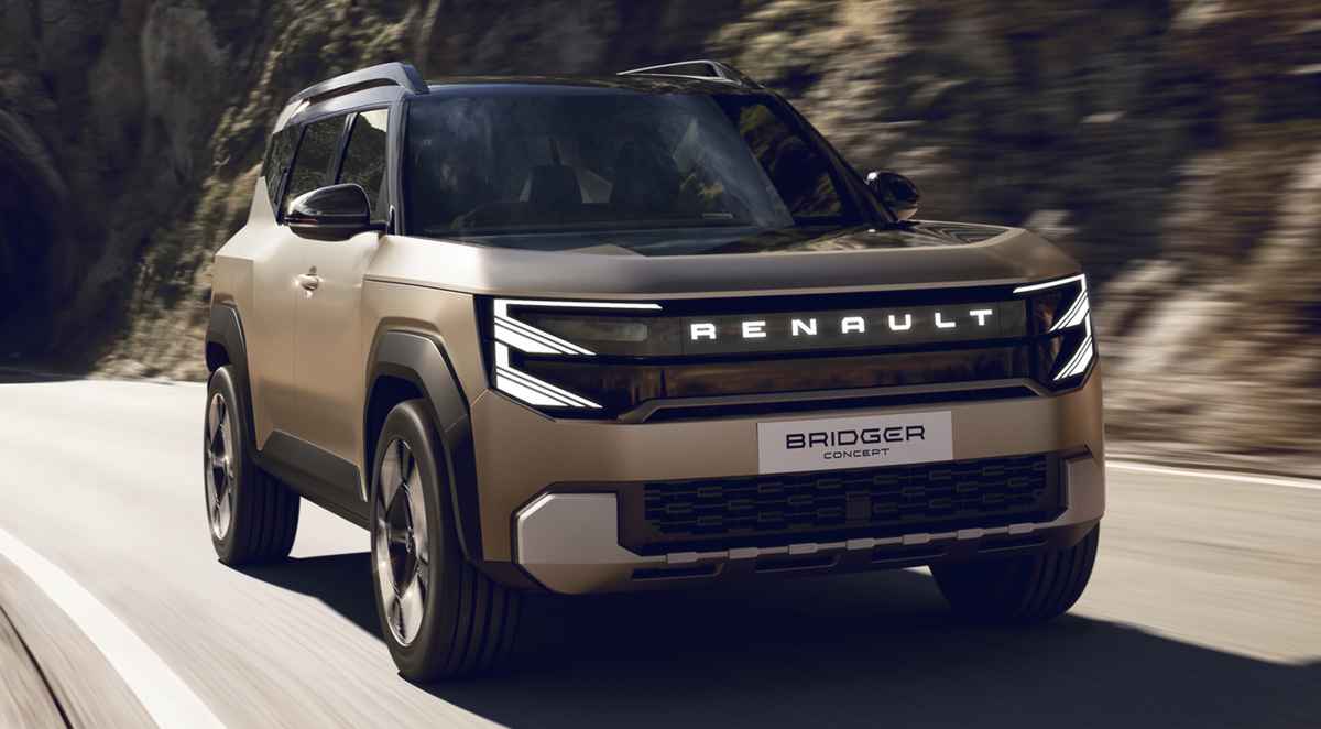 Render digital de la camioneta prototipo Renault Bridger Concept, de color beige y diseño cuadrado, circulando rápidamente sobre una vía asfaltada al salir de un túnel en una montaña rocosa. La toma frontal de tres cuartos resalta su robustez y gran altura libre al suelo, con la palabra RENAULT iluminada en la parrilla, en un entorno de aventura.