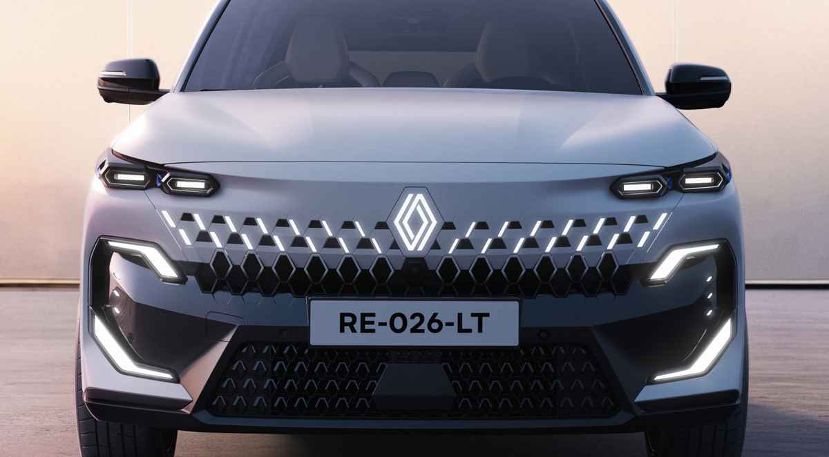Vista frontal del nuevo SUV híbrido Renault Filante, destacando su parrilla iluminada con patrones hexagonales y el logo del rombo brillante. Este modelo forma parte de los 36 lanzamientos del plan estratégico futuREady destinados para América Latina. El vehículo luce una pintura blanca mate y la placa RE-026-LT.