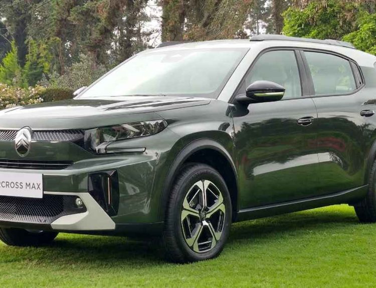 Vista de tres cuartos delantero de la nueva SUV Citroën C3 Aircross MAX Híbrida en color verde oscuro con techo blanco, estacionada sobre un prado verde. Se destacan sus faros LED en forma de C, la parrilla negra brillante con el logo de Citroën, protectores de bajos plateados y rines bitono de 17 pulgadas. El vehículo lleva una placa blanca que dice AIRCROSS MAX.