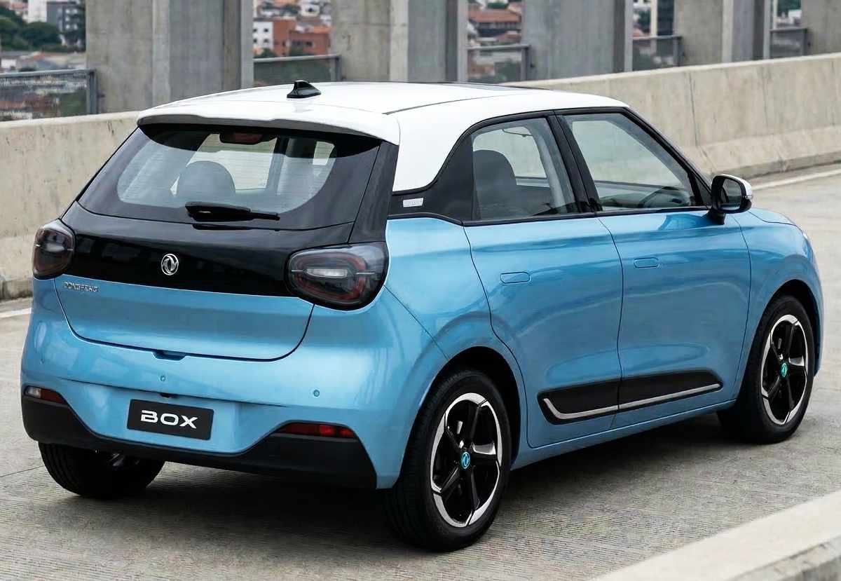 Dongfeng Box, carro eléctrico barato, vista trasera 3/4