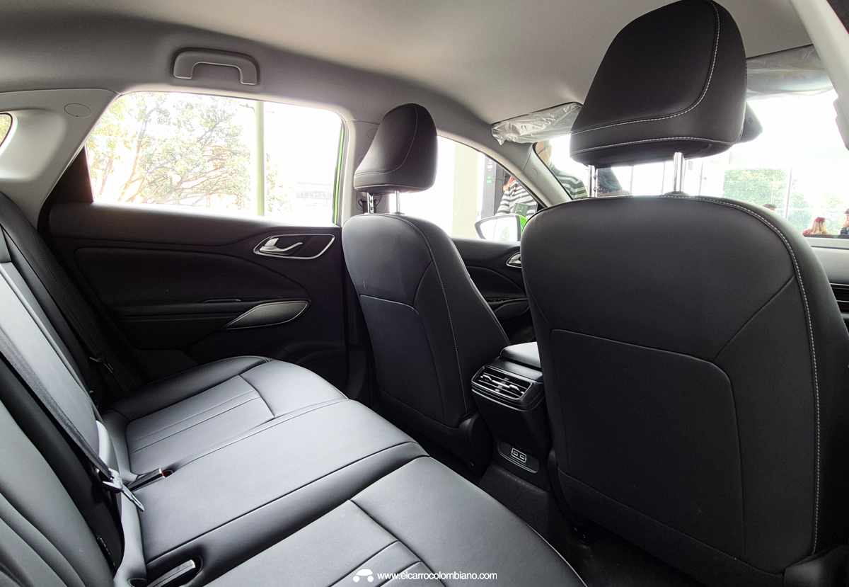 GAC Aion ES Taxi eléctrico Colombia, interior asientos traseros