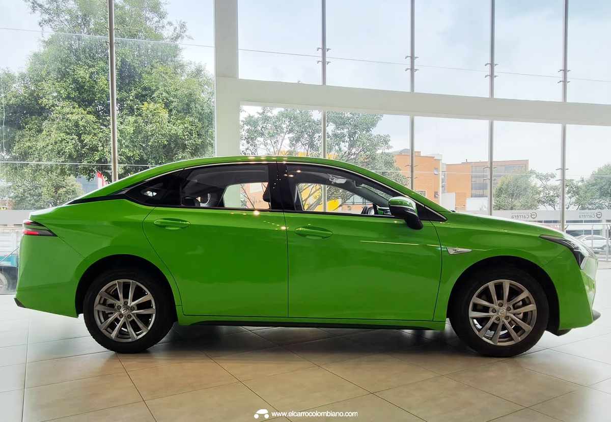 GAC Aion ES Taxi eléctrico Colombia, vista lateral