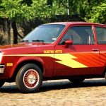 Fotografía de archivo del año 1977 que muestra al prototipo Chevrolet Electrovette, un carro eléctrico basado en el hatchback Chevette de tres puertas. El vehículo está pintado de color rojo y decorado con un gran rayo amarillo en el lateral, acompañado de las letras 