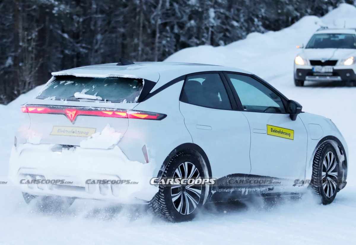 Cupra Raval eléctrico, fotos espía en pruebas, vista trasera 3/4