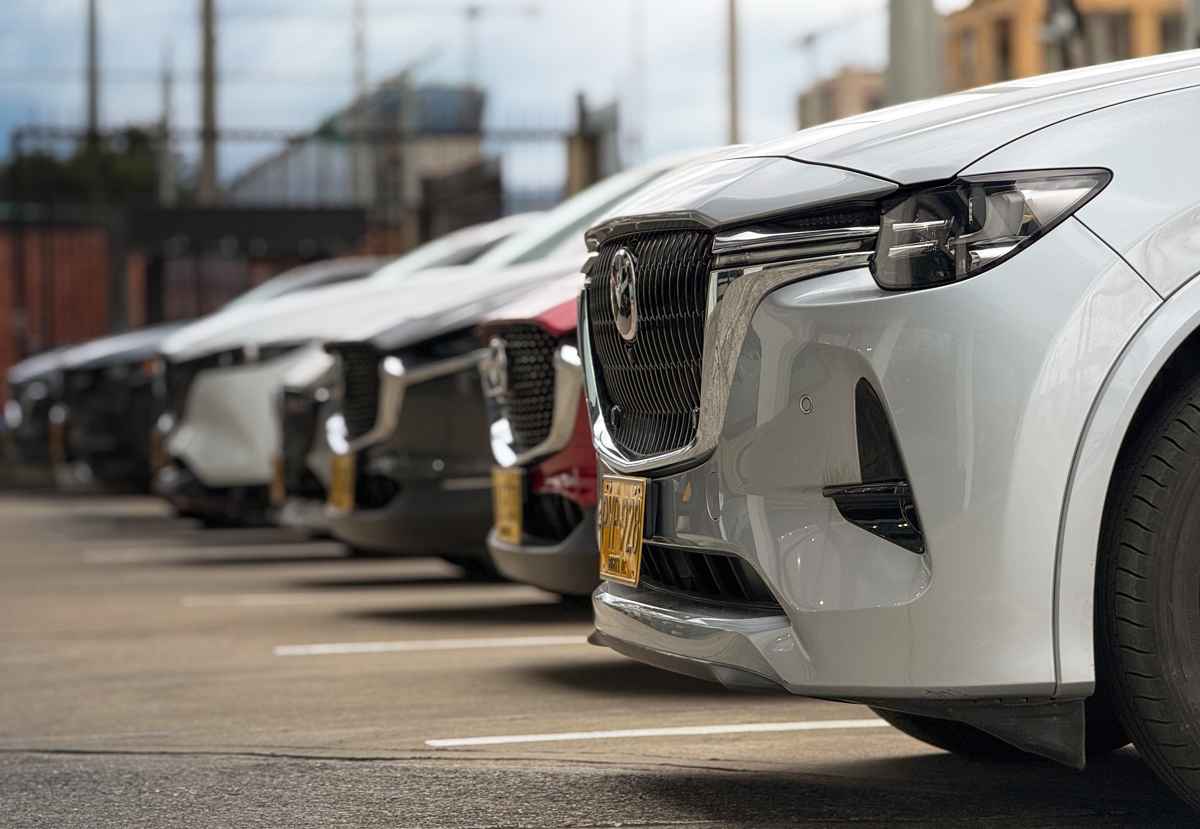 Mazda CX-60 frontal en primer plano con varios carros