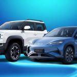 Camioneta híbrida enchufable BYD Shark en color blanco junto al SUV eléctrico BYD Sealion 7 en color azul. Vehículos destacados de la campaña comercial 48 Horas BYD en Colombia.