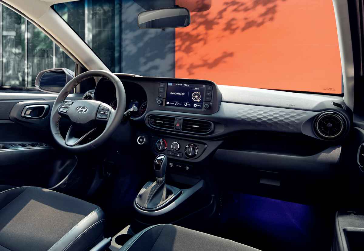 Hyundai Grand i10 2026, vista interior tablero pantallas