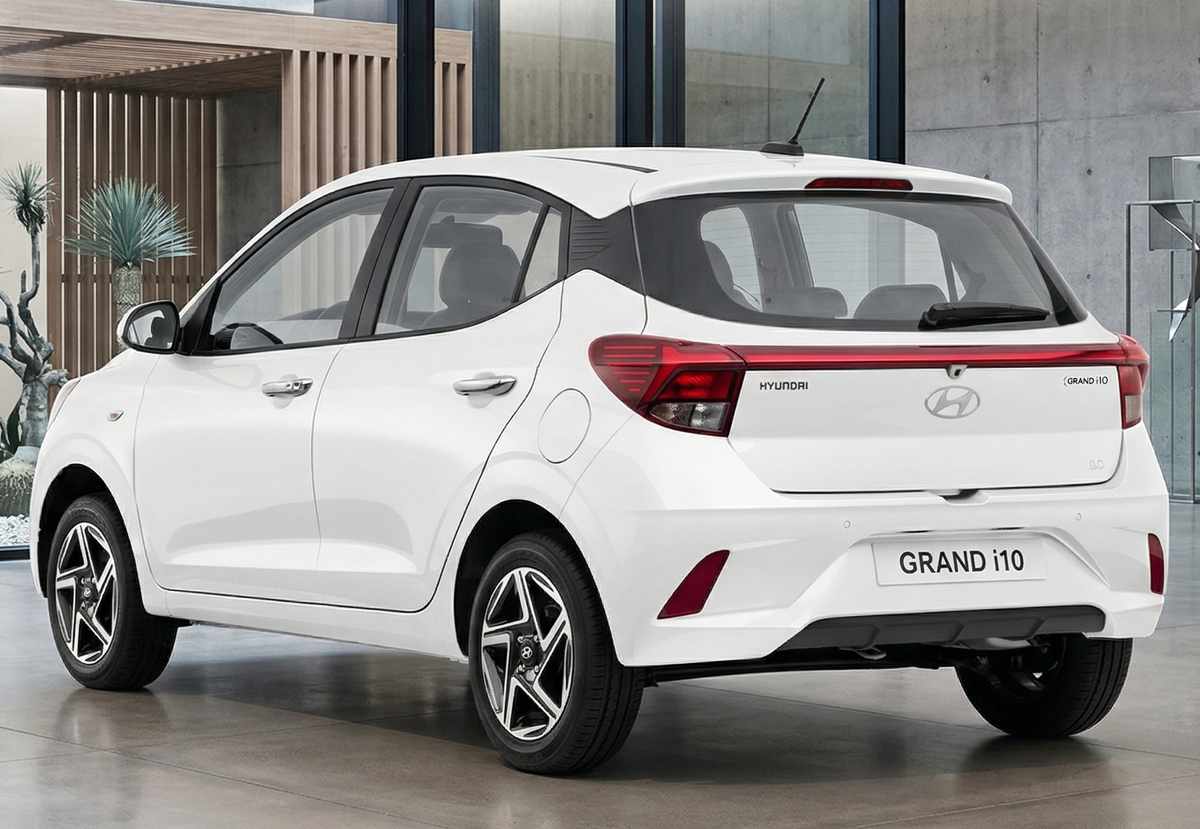 Hyundai Grand i10 2026, vista frontal 3/4 trasera lado izquierdo