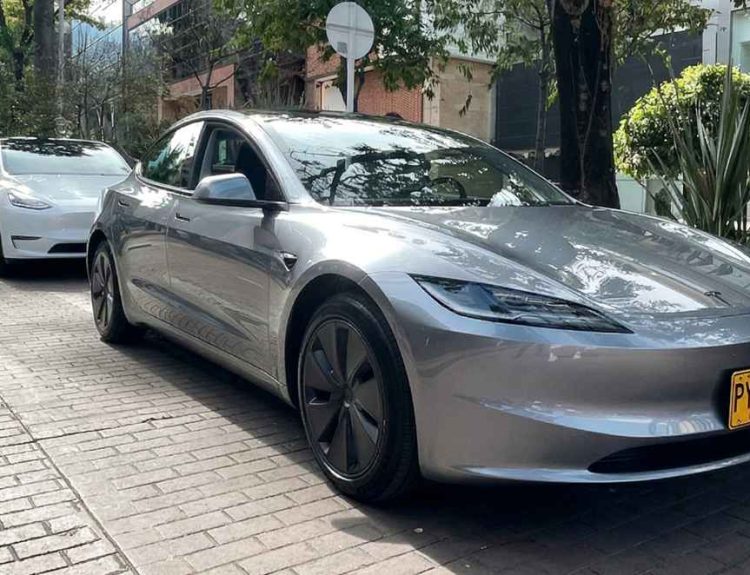 Una vista frontal de un sedán eléctrico Tesla Model 3 