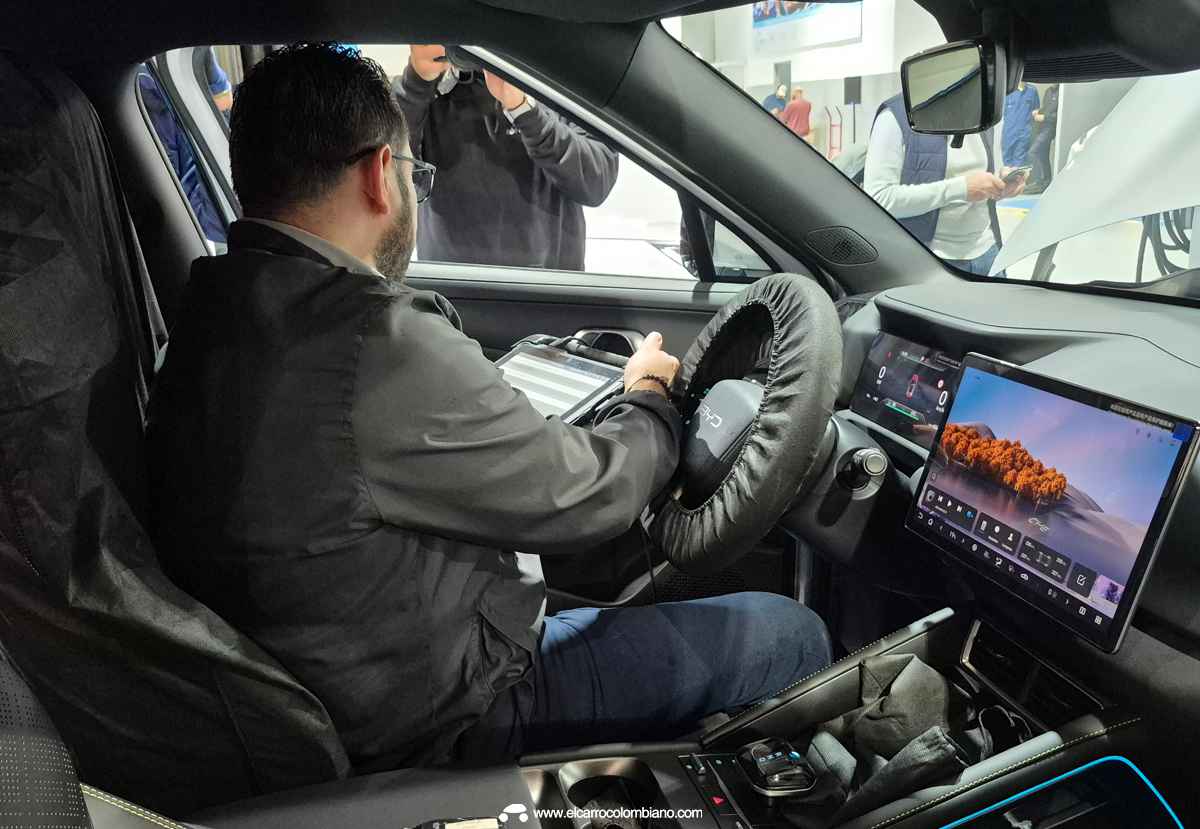 BYD Posventa en Colombia, técnico dentro de un carro.