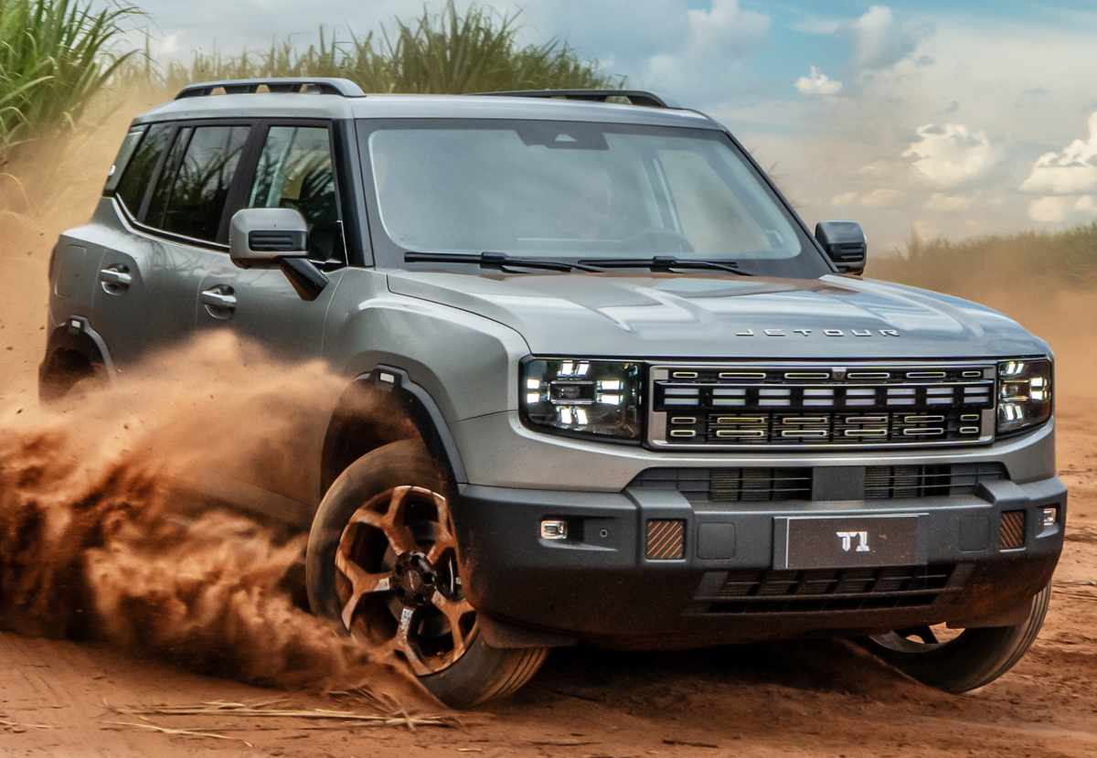 La SUV Jetour T1 i-DM híbrida circulando a alta velocidad sobre terreno destapado y levantando una nube de polvo, demostrando sus capacidades aventureras.