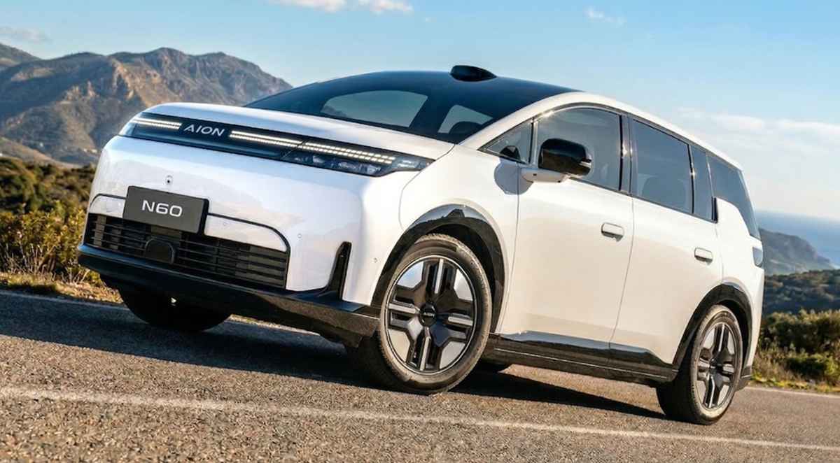 Vista frontal de la nueva minivan eléctrica GAC Aion N60 circulando en carretera, luciendo su color Blanco Polar y demostrando su diseño de gran eficiencia aerodinámica.