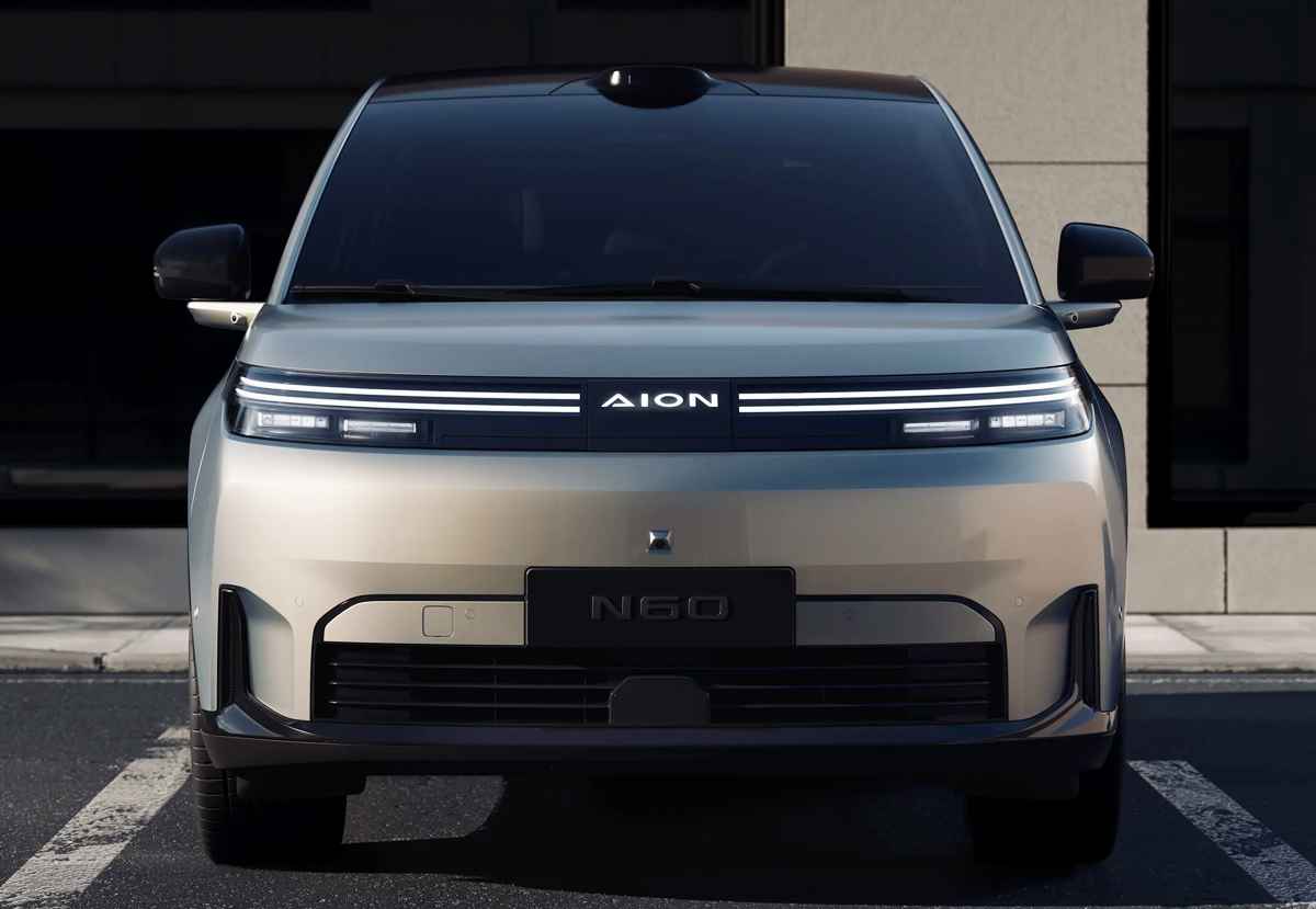 Primer plano frontal del capó de la minivan GAC Aion N60, resaltando la firma lumínica doble LED, los faros rectangulares inferiores y el sensor de asistencia en el techo.