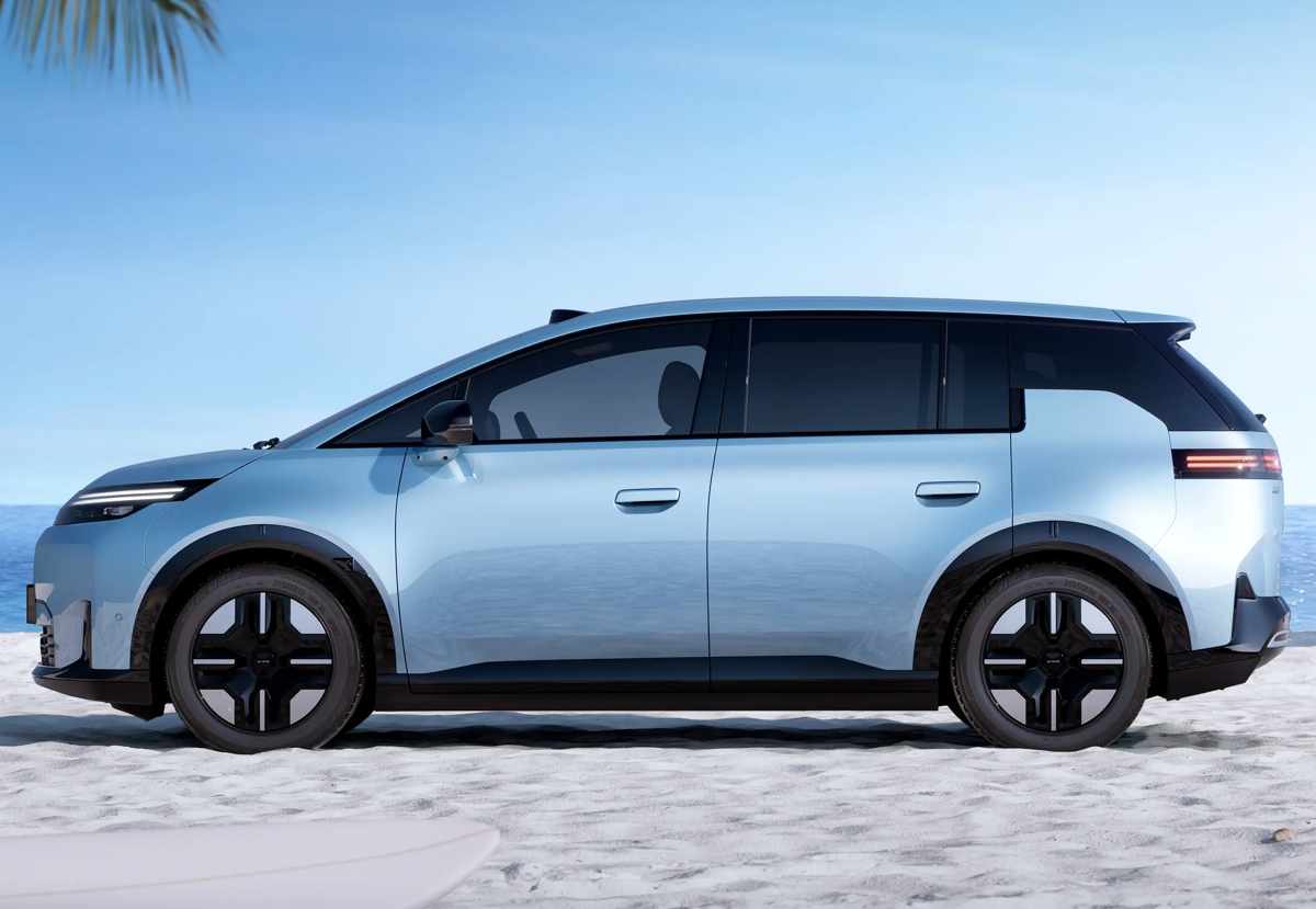Vista lateral completa de la nueva camioneta eléctrica GAC Aion N60 en color Azul Cielo, mostrando su diseño familiar, ventanas amplias y rines aerodinámicos de gran formato.