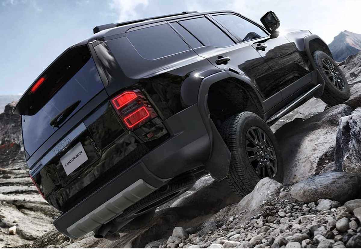 Vista trasera de la camioneta Toyota Land Cruiser Prado demostrando sus plenas capacidades todoterreno y tracción 4WD sobre un exigente camino rocoso.