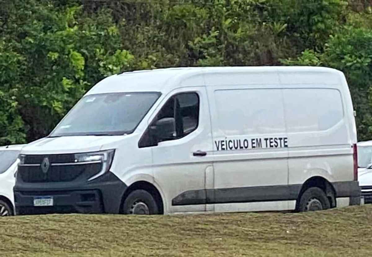 Foto espía de la nueva Renault Máster color blanco en pruebas por Brasil, vista lateral delantera mostrando el frontal negro y el texto 