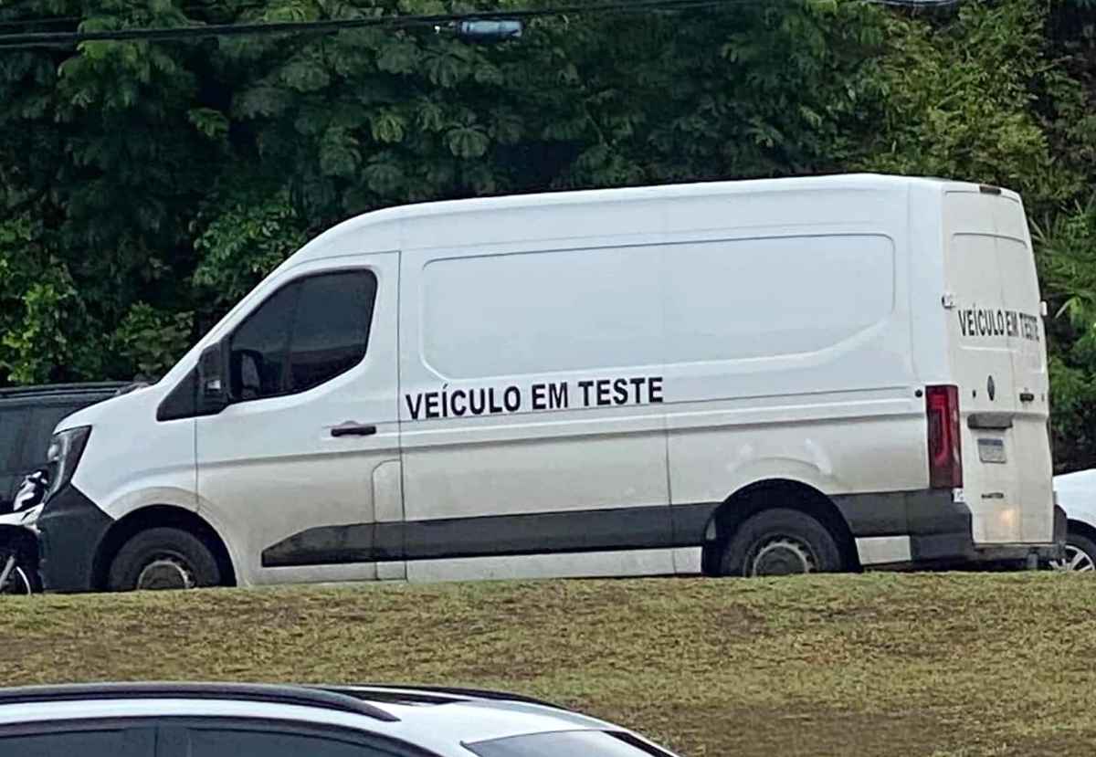 Nueva generación de la furgoneta Renault Máster captada sin camuflaje durante sus pruebas de ruta en Sudamérica, luciendo su diseño utilitario lateral y mayor espacio de carga.