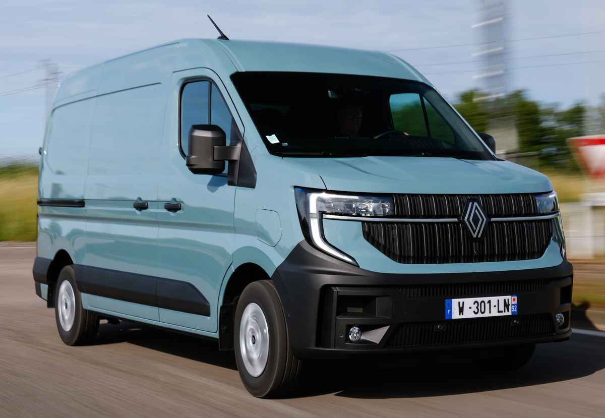 Vista frontal y lateral en movimiento de la nueva Renault Máster, luciendo su renovado diseño aerodinámico, gran parrilla vertical y faros LED en forma de C.