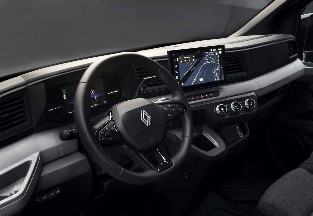 Diseño interior y cabina de la nueva Renault Máster, destacando el tablero tecnológico, nuevo volante con el rombo actualizado, panel digital y pantalla central flotante con Google.