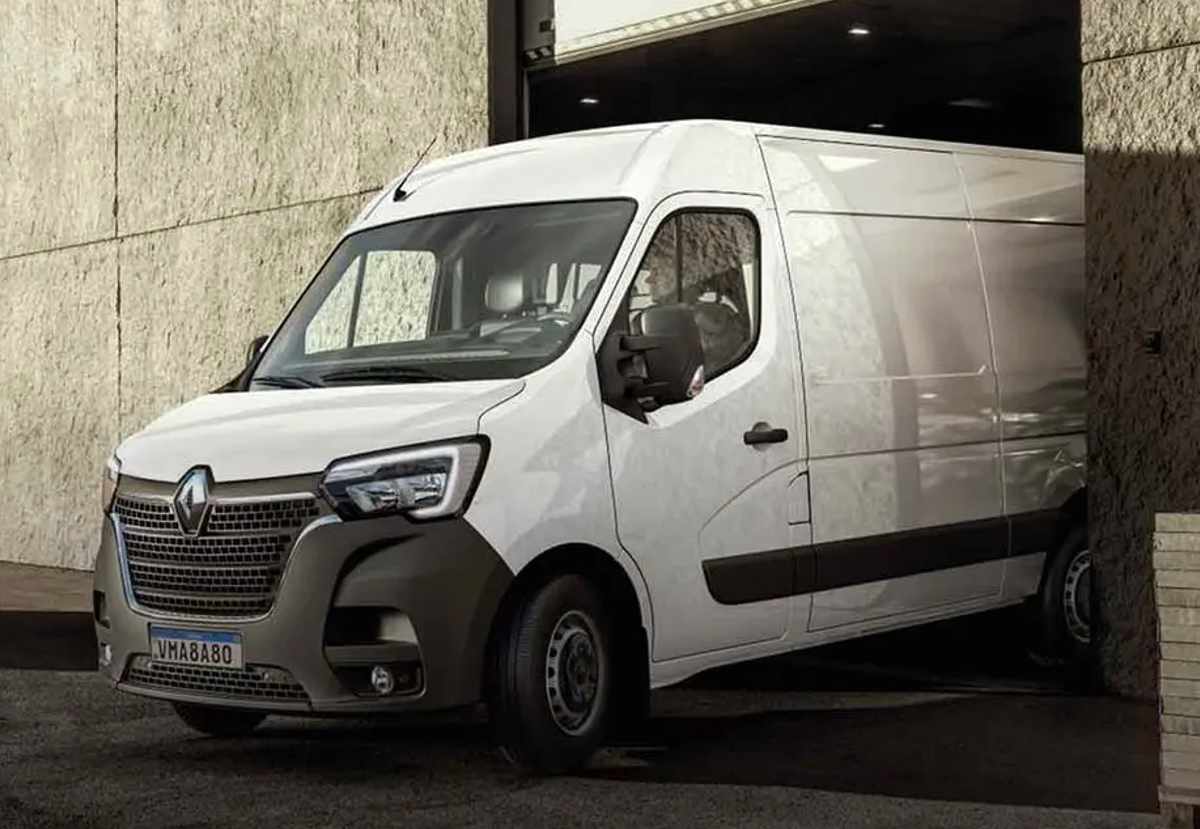 Furgón Renault Máster de generación actual en color blanco saliendo de una bodega, modelo utilitario que actualmente se comercializa en el mercado de Colombia y Latinoamérica.