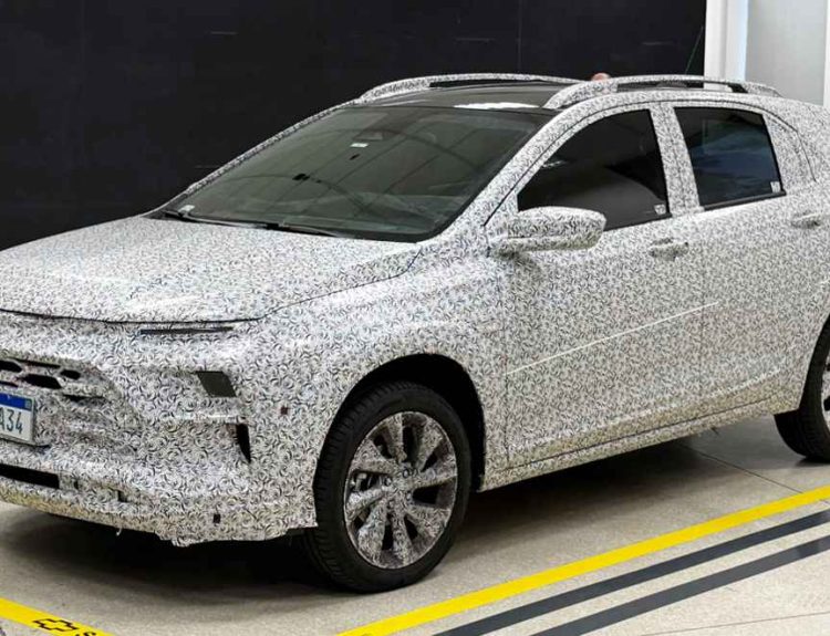 Prototipo camuflado del nuevo Chevrolet Sonic en el laboratorio de GM en Brasil, mostrando su frontal inspirado en Equinox EV, placa Mercosur EXQ0A34 y rines negros bitono.