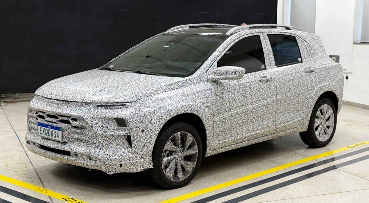 Prototipo camuflado del nuevo Chevrolet Sonic en el laboratorio de GM en Brasil, mostrando su frontal inspirado en Equinox EV, placa Mercosur EXQ0A34 y rines negros bitono.
