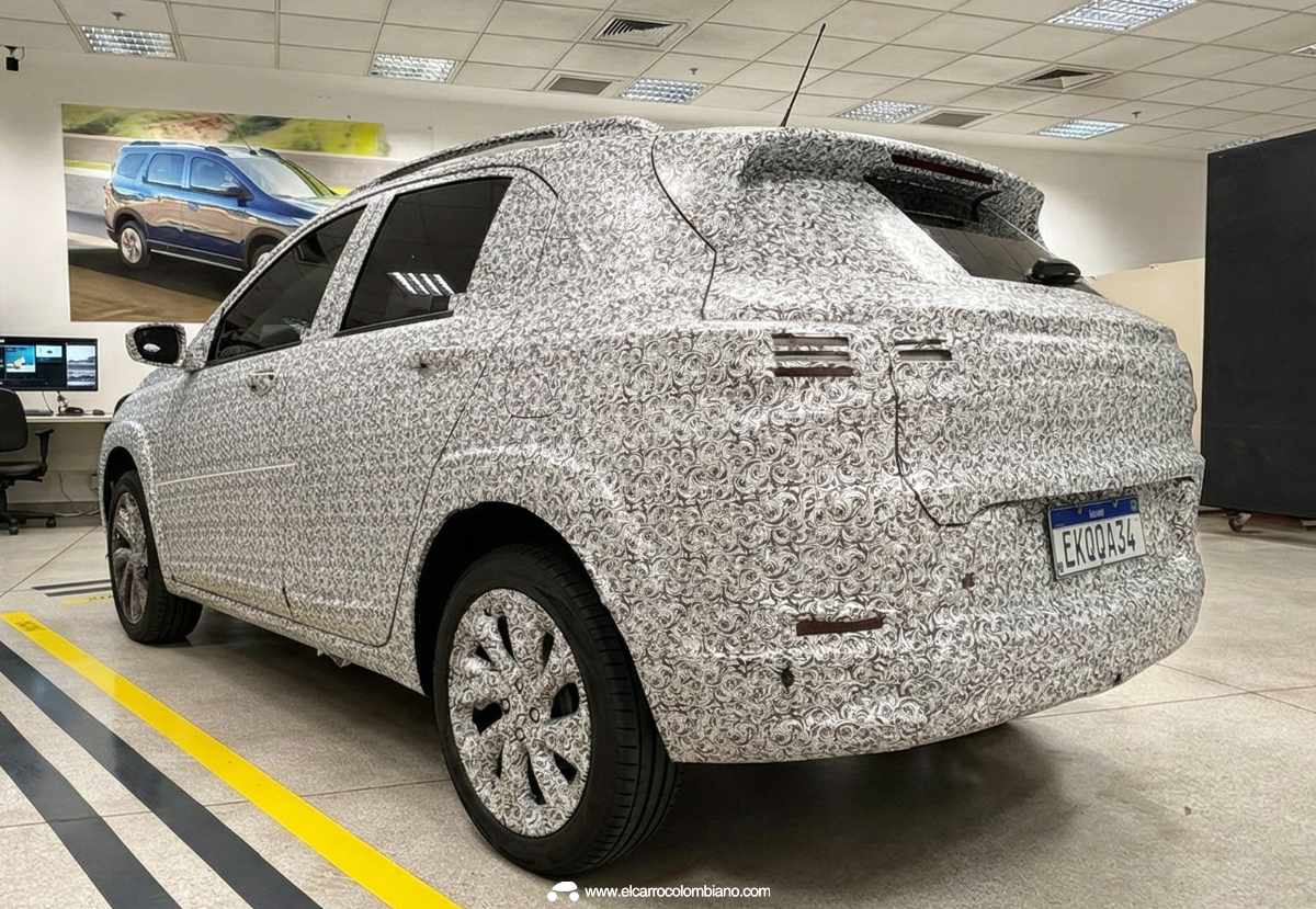 Parte trasera de tres cuartos del prototipo del Chevrolet Sonic, detallando la caída del techo tipo crossover cupé, luces horizontales ocultas bajo camuflaje y placa EXQ0A34.