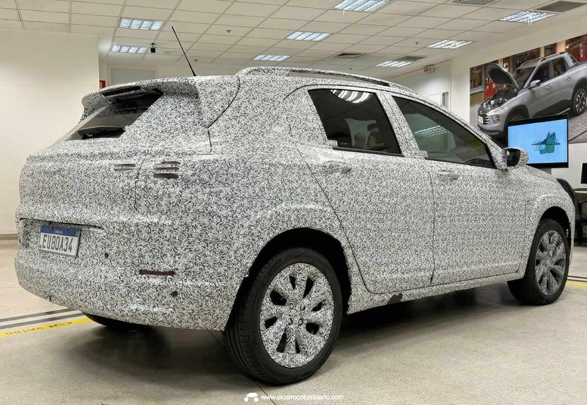 Vista trasera directa del prototipo del Chevrolet Sonic camuflado, resaltando la forma de la compuerta del maletero y la placa Mercosur EXQ0A34.