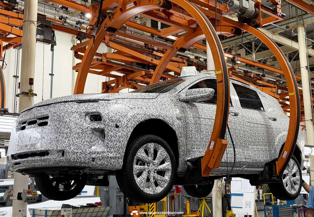 Prototipo del crossover Chevrolet Sonic camuflado moviéndose sobre una plataforma aérea en la línea de montaje de General Motors en Sao Caetano do Sul, Brasil.
