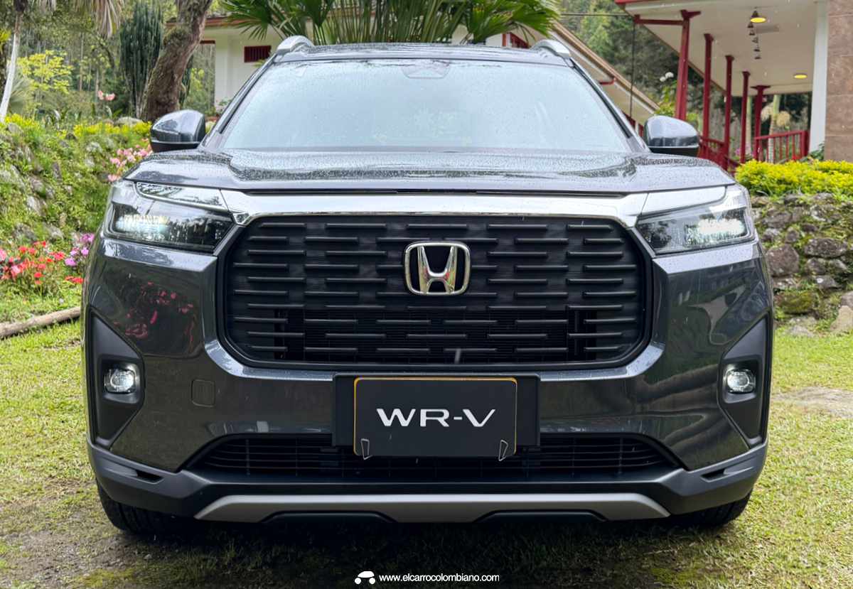 Vista frontal directa de la Honda WR-V gris oscura en Colombia, destacando la gran parrilla rectangular con el emblema de Honda y los faros LED.