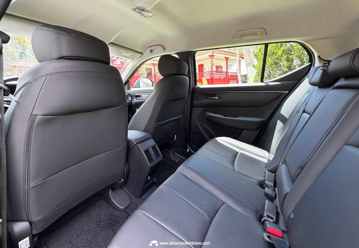 Vista interior de la banqueta de asientos traseros de la Honda WR-V en Colombia, mostrando el espacio para piernas, reposacabezas y tapicería oscura.