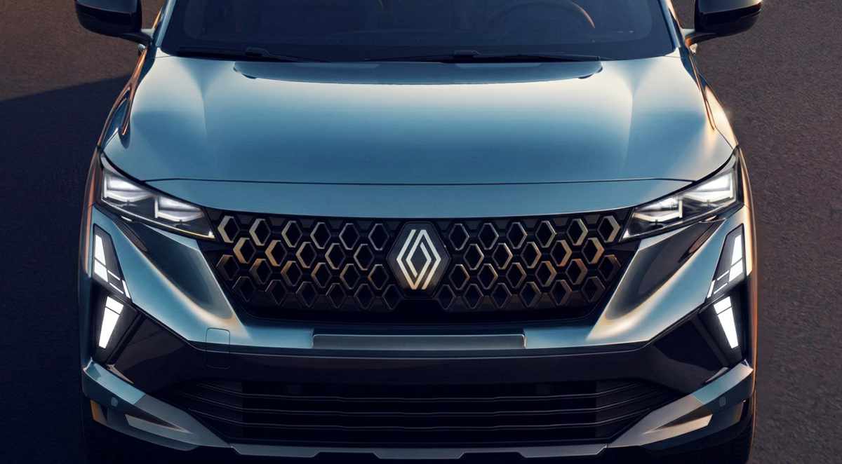 Vista frontal de la sexta generación del Renault Espace destacando su parrilla moderna y faros LED, modelo tipo SUV que diría adiós al mercado según recientes reportes europeos.