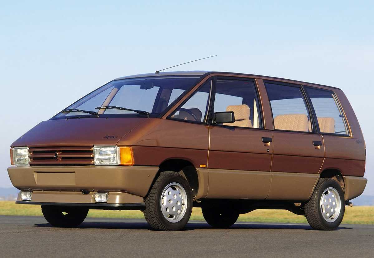 Primera generación del histórico Renault Espace lanzada en 1984, un vehículo pionero que revolucionó el mercado automotor europeo al estrenar el exitoso formato de los monovolúmenes familiares.