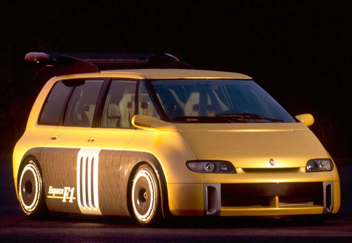 Vista lateral del extremo Renault Espace F1, el inolvidable prototipo deportivo de los años 90 que llevó al famoso monovolumen familiar francés a lucir como un auto de carreras.