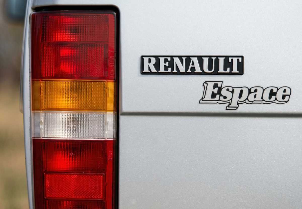 Detalle del emblema clásico del Renault Espace junto a su faro trasero, un nombre icónico y nostálgico que terminaría definitivamente su producción mundial antes del año 2030.