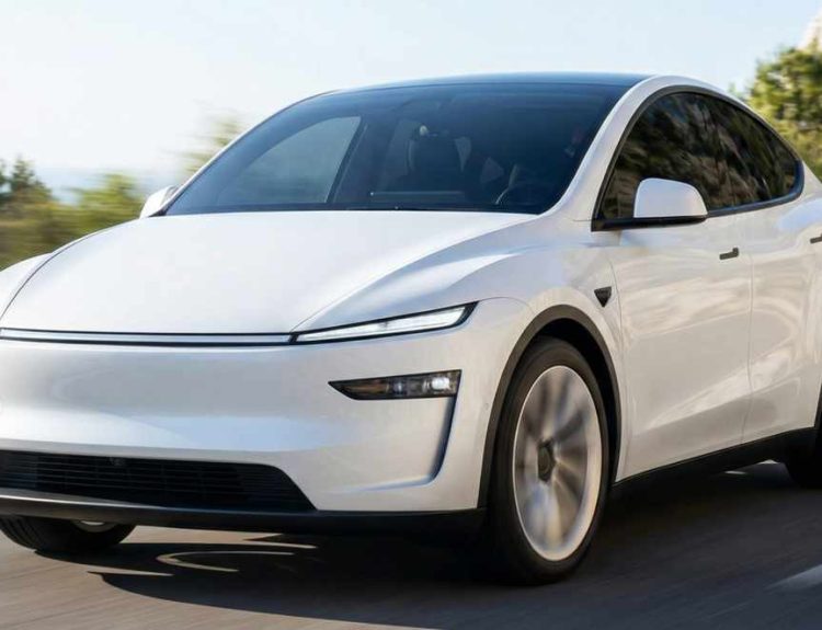 Vista de portada del Tesla Model Y blanco circulando por una carretera, el carro eléctrico que hizo historia al liderar las ventas de carros en Colombia en marzo de 2026.